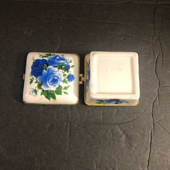 Beautiful Vintage Hand-painted Hinged Blue Rose Porcelain Trinket Box. - Picture 3 of 7
